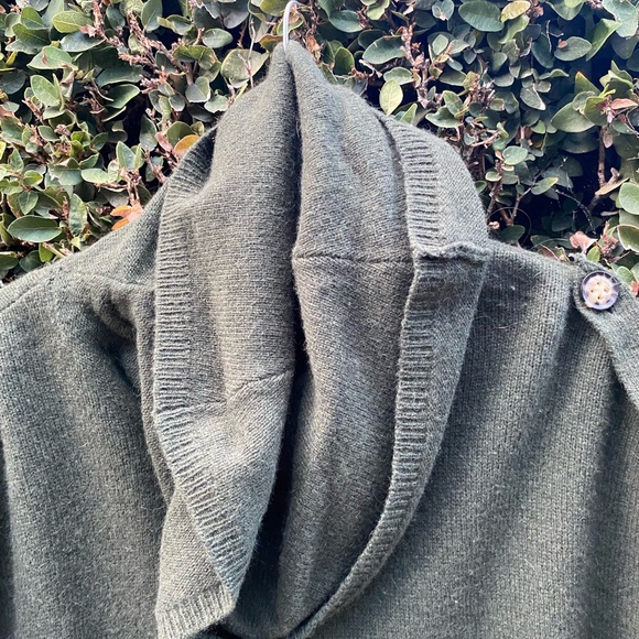 Beautiful olive green chunky sweater, size medium - Picture 3 of 4